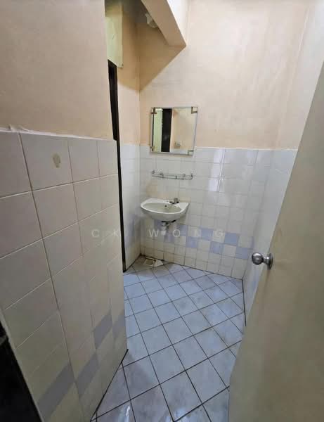 Kondominium untuk Dijual di Menara Alpha - CK Wong - Bathroom - PropertyGuru.com.my