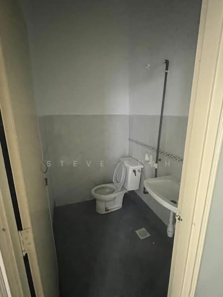 1-storey Terraced House for Rent in Johor Bahru (Johor) - Steve Seah - Bathroom - PropertyGuru.com.my