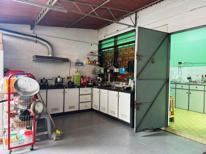 Terraced House for Rent in Island Glades (Jelutong) - Qyan Goh - Kitchen - PropertyGuru.com.my