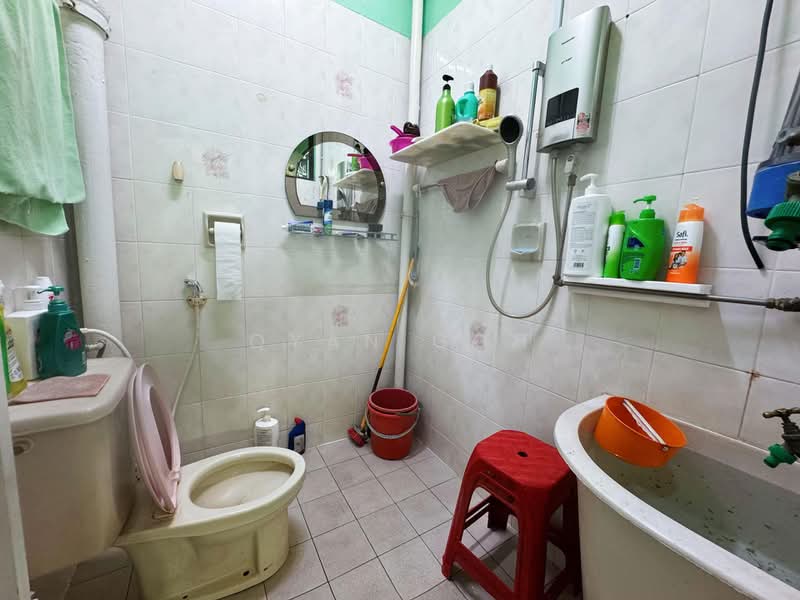 Terraced House for Rent in Island Glades (Jelutong) - Qyan Goh - Bathroom - PropertyGuru.com.my