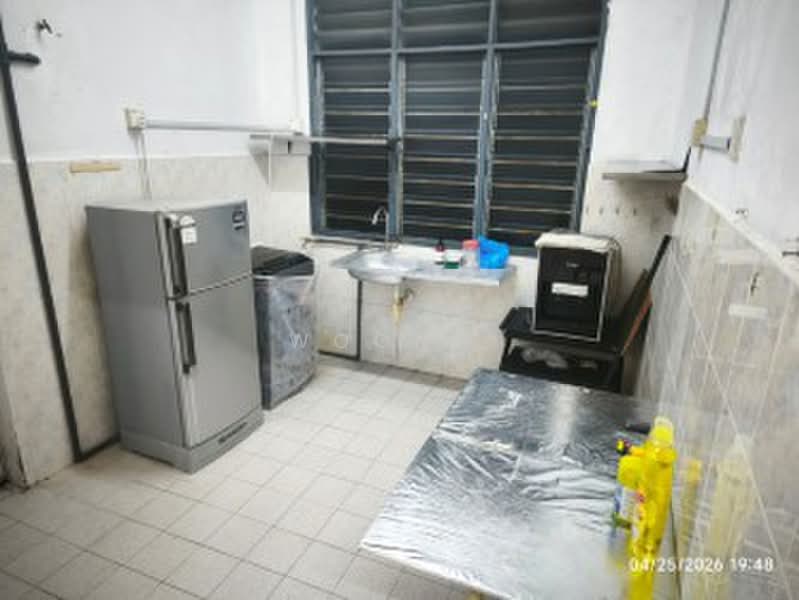 Townhouse for Rent in Taman Bukit Cheng (Cheng) - Woon . - Kitchen - PropertyGuru.com.my