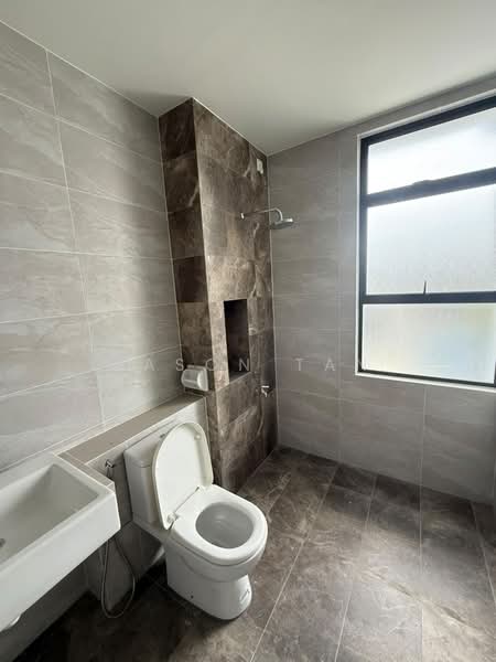 Rumah Teres 2 Tingkat untuk Dijual di Taman Seri Austin (Tebrau) - Jason Tan - Bathroom - PropertyGuru.com.my