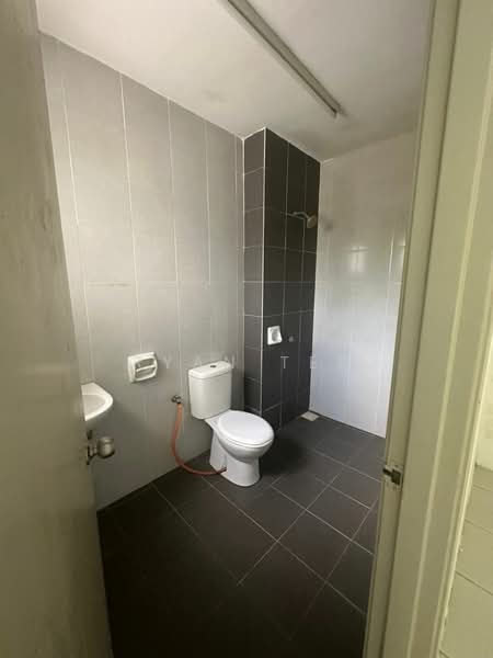 Semi-Detached House for Rent in Bandar Saujana Putra (Tanjong Duabelas) - Ryan Tee - Bathroom - PropertyGuru.com.my