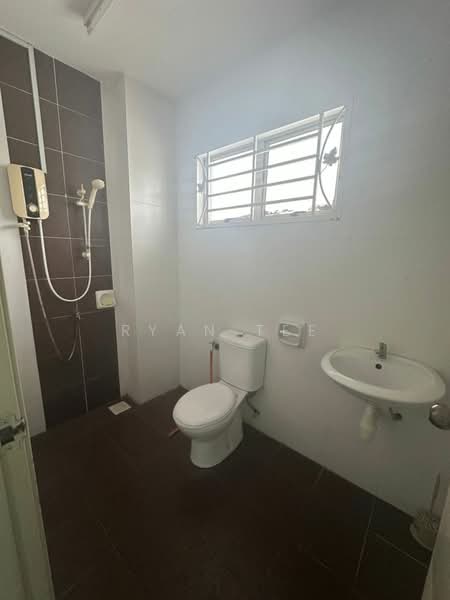 Semi-Detached House for Rent in Bandar Saujana Putra (Tanjong Duabelas) - Ryan Tee - Bathroom - PropertyGuru.com.my