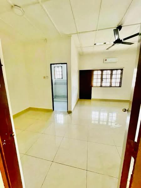 Rumah Teres 2 Tingkat untuk Disewa di Taman Putra Indah (Seri Kembangan) - Kow Tze Fui - Interior - PropertyGuru.com.my