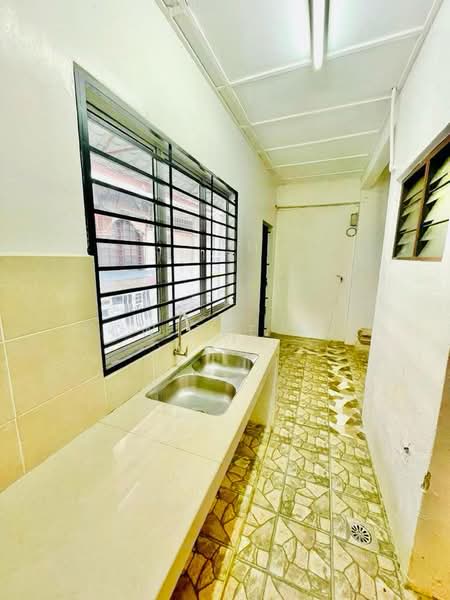 Rumah Teres 2 Tingkat untuk Disewa di Taman Putra Indah (Seri Kembangan) - Kow Tze Fui - Kitchen - PropertyGuru.com.my