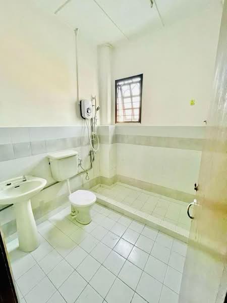 Rumah Teres 2 Tingkat untuk Disewa di Taman Putra Indah (Seri Kembangan) - Kow Tze Fui - Bathroom - PropertyGuru.com.my