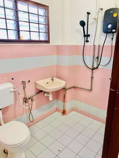 Rumah Teres 2 Tingkat untuk Disewa di Taman Putra Indah (Seri Kembangan) - Kow Tze Fui - Bathroom - PropertyGuru.com.my