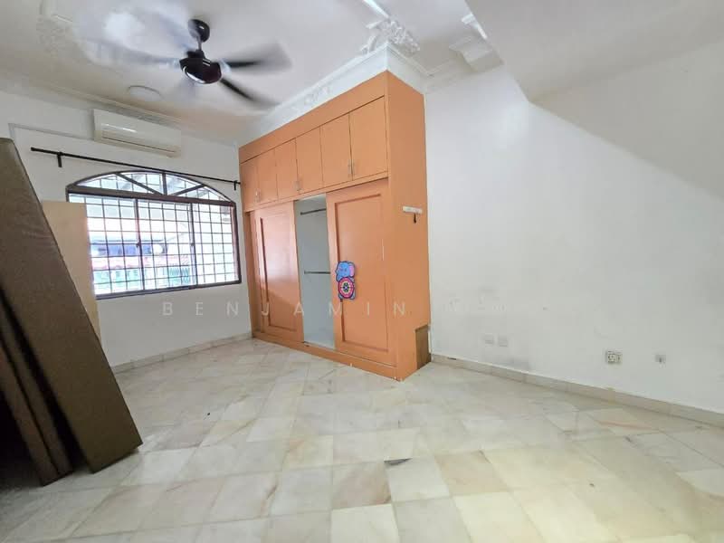 Rumah Teres untuk Dijual di Taman Johor Jaya (Johor Bahru) - Benjamin Ong - Bedroom - PropertyGuru.com.my