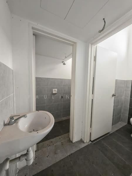 Shop for Sale in Johor Bahru (Johor) - Pauline Ng - Bathroom - PropertyGuru.com.my