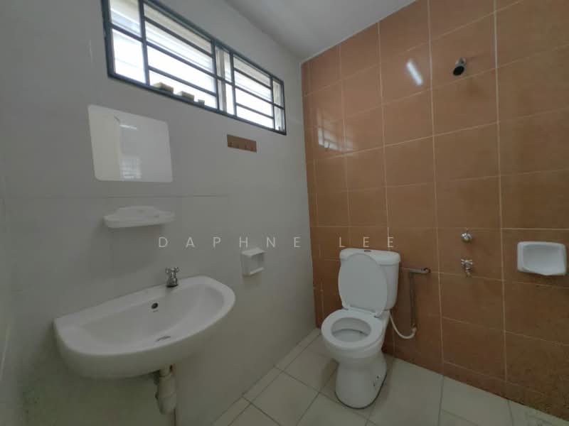 Rumah Teres 2 Tingkat untuk Disewa di Taman Mount Austin (Tebrau) - Daphne Lee - Bathroom - PropertyGuru.com.my