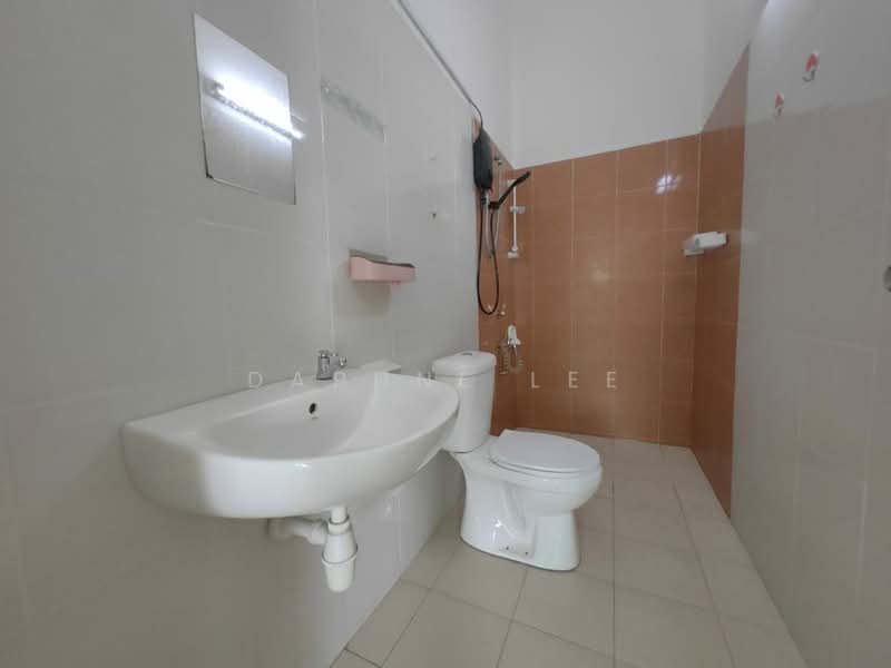 Rumah Teres 2 Tingkat untuk Disewa di Taman Mount Austin (Tebrau) - Daphne Lee - Bathroom - PropertyGuru.com.my