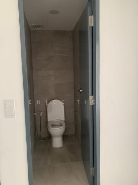 Servis Apartment untuk Disewa di Henna Residence @ The Quartz WM - Venice Tiong - Bathroom - PropertyGuru.com.my