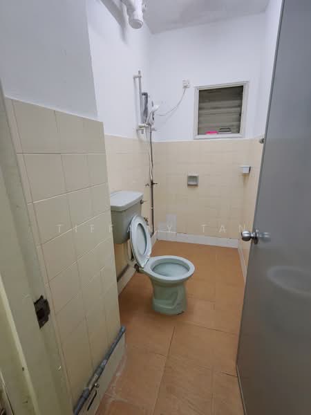 Kondominium untuk Disewa di Menara Alpha - Tiffany Tan - Bathroom - PropertyGuru.com.my