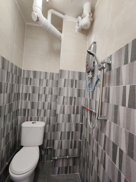 Kondominium untuk Disewa di Menara Alpha - Tiffany Tan - Bathroom - PropertyGuru.com.my
