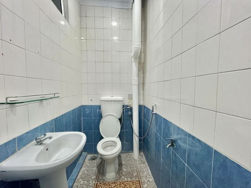 Shop / Office for Rent in Seksyen 24 (Shah Alam) - Absyarie Syafiq Shahrin - Bathroom - PropertyGuru.com.my