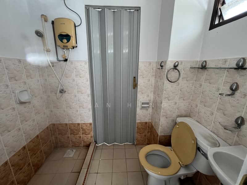 2-storey Terraced House for Sale in Taman Idaman (Simpang Ampat) - Sean Heng - Bathroom - PropertyGuru.com.my