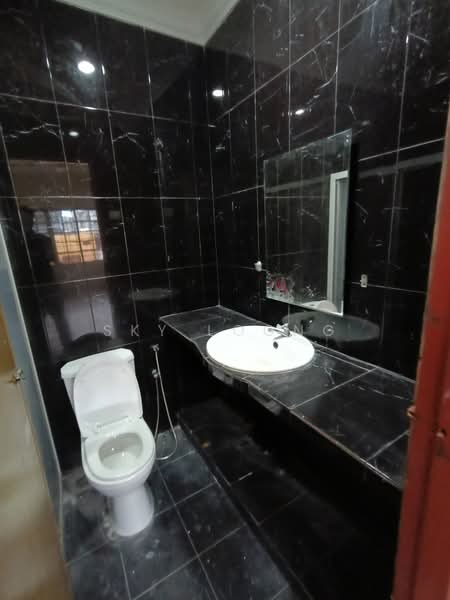 Rumah Teres 1 Tingkat untuk Dijual di Kelana Jaya (Petaling Jaya) - Sky Loong - Bathroom - PropertyGuru.com.my
