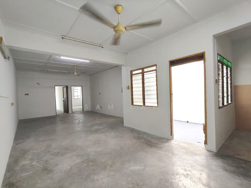 Shop for Sale in Bandar Lahat Baru (Lahat) - Sam Lam - Living Room - PropertyGuru.com.my