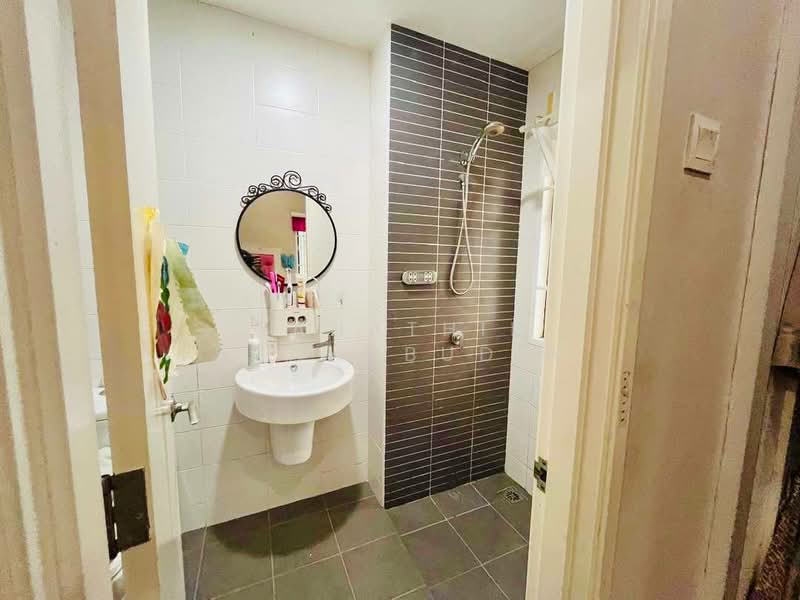 Semi-Detached House for Sale in Cahaya Spk (Shah Alam) - Nahathir Shahabudin - Bathroom - PropertyGuru.com.my