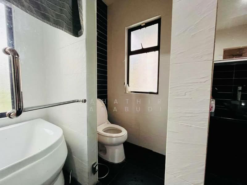 Semi-Detached House for Sale in Cahaya Spk (Shah Alam) - Nahathir Shahabudin - Bathroom - PropertyGuru.com.my