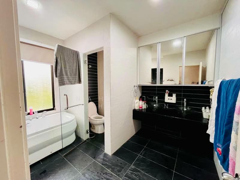 Semi-Detached House for Sale in Cahaya Spk (Shah Alam) - Nahathir Shahabudin - Bathroom - PropertyGuru.com.my