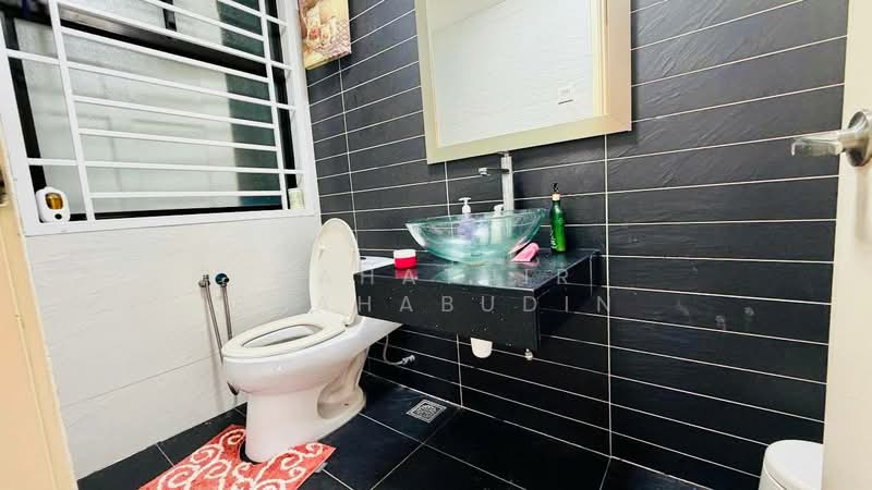 Semi-Detached House for Sale in Cahaya Spk (Shah Alam) - Nahathir Shahabudin - Bathroom - PropertyGuru.com.my