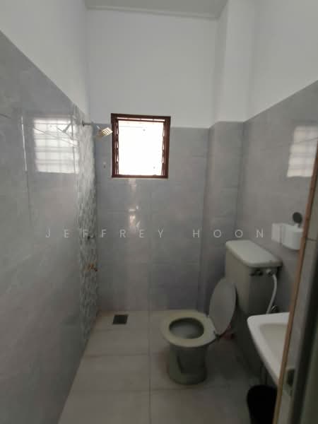 Rumah Teres 2 Tingkat untuk Disewa di Usj 4 (Subang Jaya) - Jeffrey Hoon - Bathroom - PropertyGuru.com.my