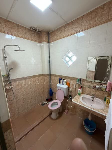 Rumah Teres untuk Dijual di Bandar Country Homes (Rawang) - Uthaya Kumar - Bathroom - PropertyGuru.com.my