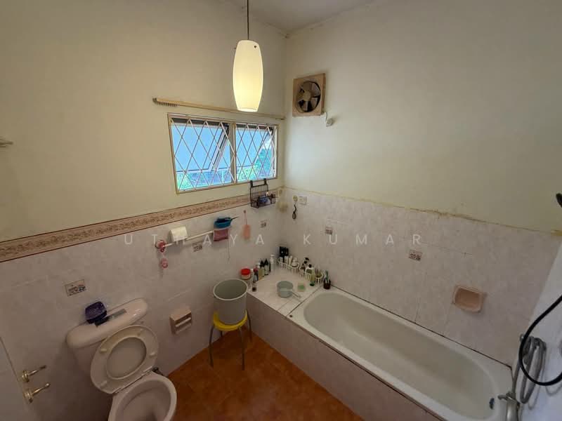 Rumah Teres untuk Dijual di Bandar Country Homes (Rawang) - Uthaya Kumar - Bathroom - PropertyGuru.com.my