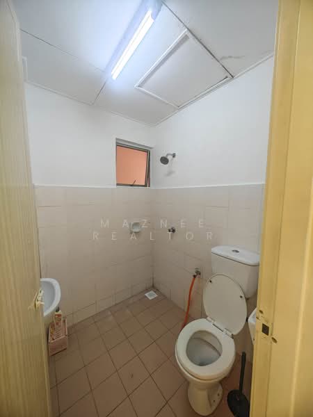 Rumah Bandar untuk Disewa di Bandar Seri Putra (Bangi) - Maznee Realtor - Bathroom - PropertyGuru.com.my