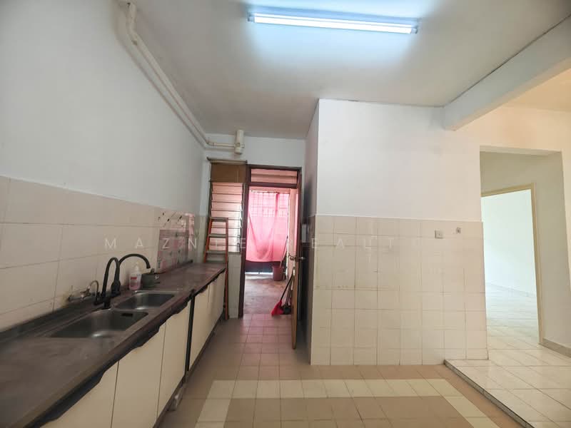 Rumah Bandar untuk Disewa di Bandar Seri Putra (Bangi) - Maznee Realtor - Kitchen - PropertyGuru.com.my