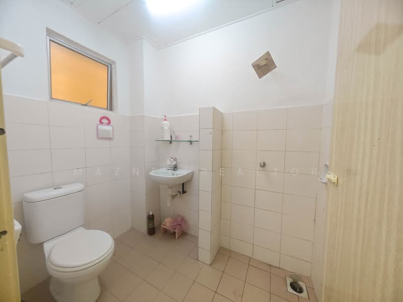 Rumah Bandar untuk Disewa di Bandar Seri Putra (Bangi) - Maznee Realtor - Bathroom - PropertyGuru.com.my