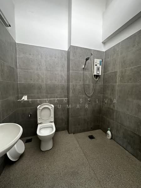 2-storey Terraced House for Rent in Cybersouth (Dengkil) - Jeevan Selva Kumar - Bathroom - PropertyGuru.com.my