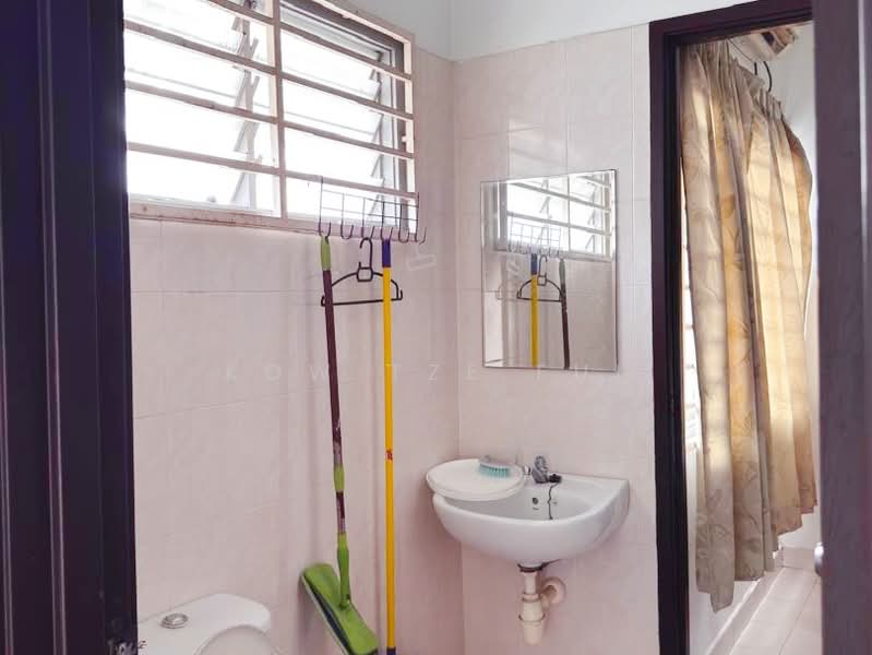 Rumah Teres 2 Tingkat untuk Dijual di TAMAN PUCHONG UTAMA (Puchong) - Kow Tze Fui - Bathroom - PropertyGuru.com.my