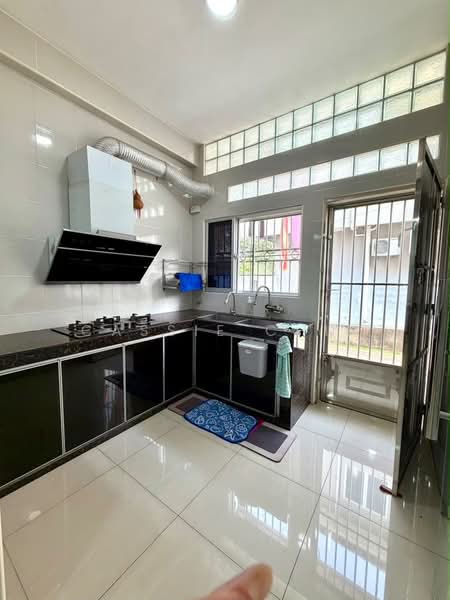 Rumah Teres untuk Dijual di Taman Kluang Barat (Kluang) - Cassie Chin - Kitchen - PropertyGuru.com.my