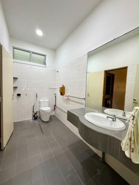Rumah Teres untuk Dijual di Taman Kluang Barat (Kluang) - Cassie Chin - Bathroom - PropertyGuru.com.my
