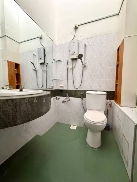 Rumah Teres untuk Dijual di Taman Kluang Barat (Kluang) - Cassie Chin - Bathroom - PropertyGuru.com.my