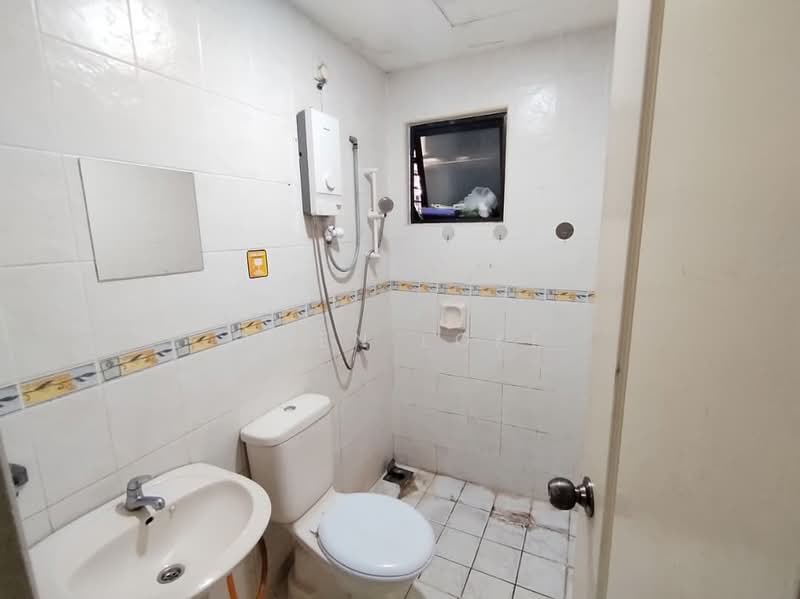 Kondominium untuk Disewa di Pelangi Utama - Owen Loke - Bathroom - PropertyGuru.com.my