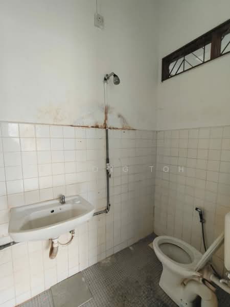 1-storey Terraced House for Sale in Taman Universiti (Skudai) - Ee Fong Toh - Bathroom - PropertyGuru.com.my