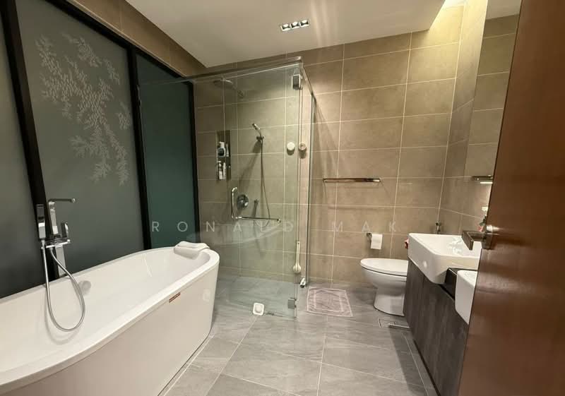 Rumah Berkembar untuk Dijual di Leisure Farm (Gelang Patah) - Ronald Mak - Bathroom - PropertyGuru.com.my