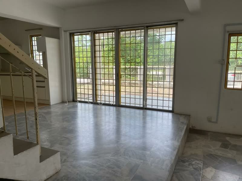 Rumah Teres untuk Disewa di Bandar Country Homes (Rawang) - Jason Chen - Living Room - PropertyGuru.com.my