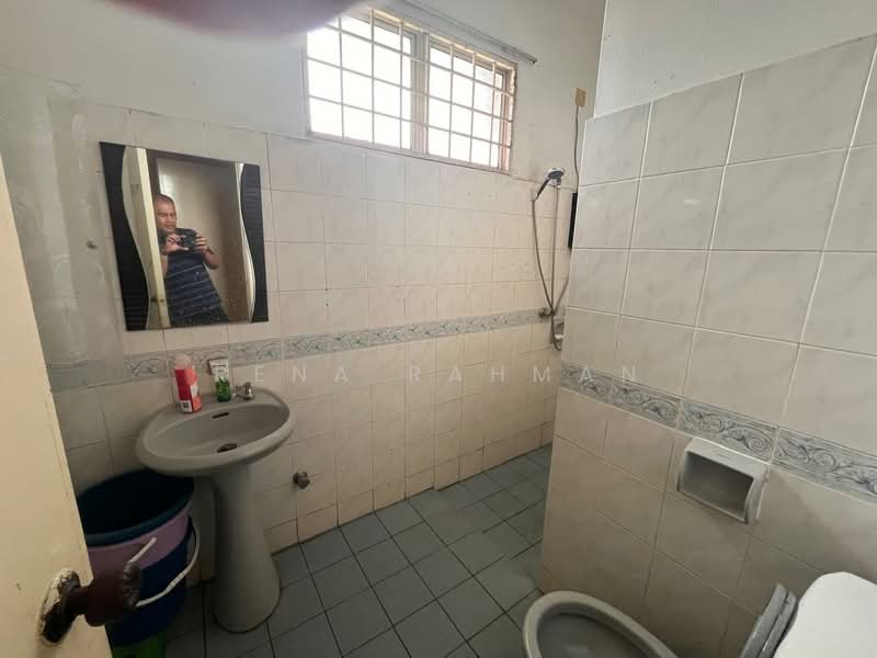 Semi-Detached House for Sale in Seremban 2 (Negeri Sembilan) - Rena Rahman - Bathroom - PropertyGuru.com.my