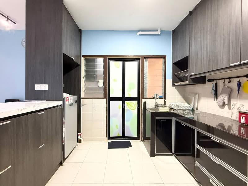 Pangsapuri untuk Dijual di De Bayu Apartment - Amirul Nasyriq - Kitchen - PropertyGuru.com.my