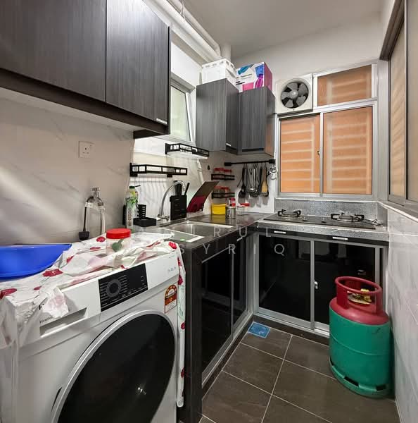 Pangsapuri untuk Dijual di De Bayu Apartment - Amirul Nasyriq - Kitchen - PropertyGuru.com.my