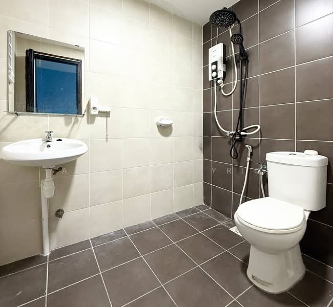 Pangsapuri untuk Dijual di De Bayu Apartment - Amirul Nasyriq - Bathroom - PropertyGuru.com.my