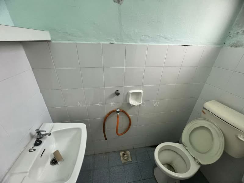 Rumah Teres 2 Tingkat untuk Disewa di Taman Bukit Jaya (Ulu Tiram) - Nick Low - Bathroom - PropertyGuru.com.my