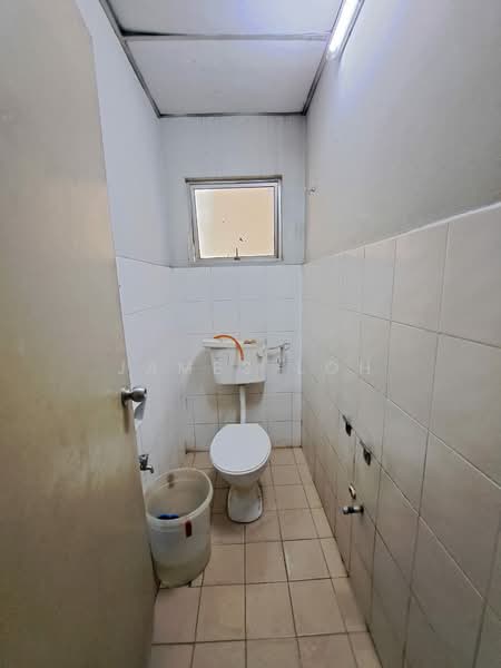 Shop for Sale in Subang Jaya (Selangor) - James Loh - Bathroom - PropertyGuru.com.my