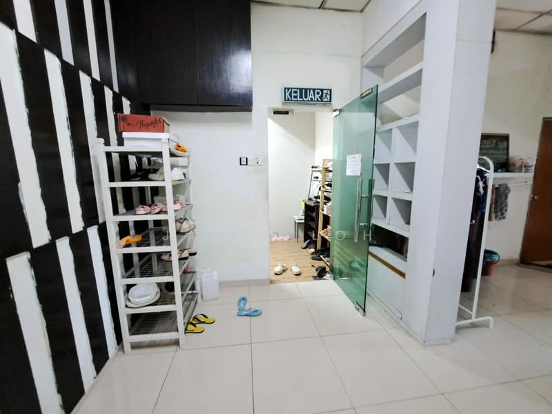 Shop for Sale in Subang Jaya (Selangor) - James Loh - Entrance - PropertyGuru.com.my