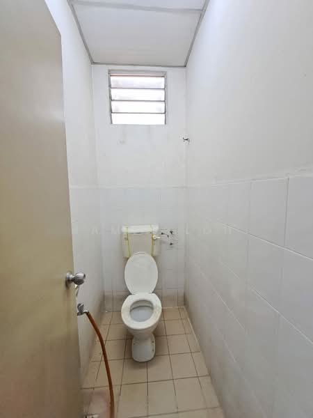 Shop for Sale in Subang Jaya (Selangor) - James Loh - Bathroom - PropertyGuru.com.my